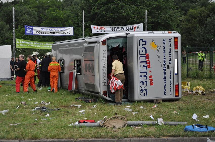 Schwerer Unfall mit Reisebus Lohmar Donrather Dreieck P413.JPG